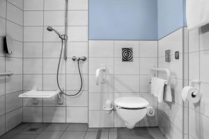 Behinderten gerechtes Zimmer und Badezimmer im Ramada Hotel Frankfurt